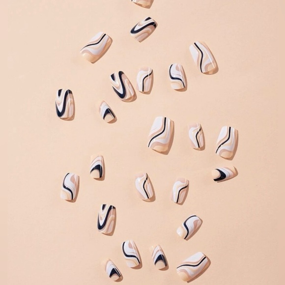 Press on nails - Picture 3 of 5